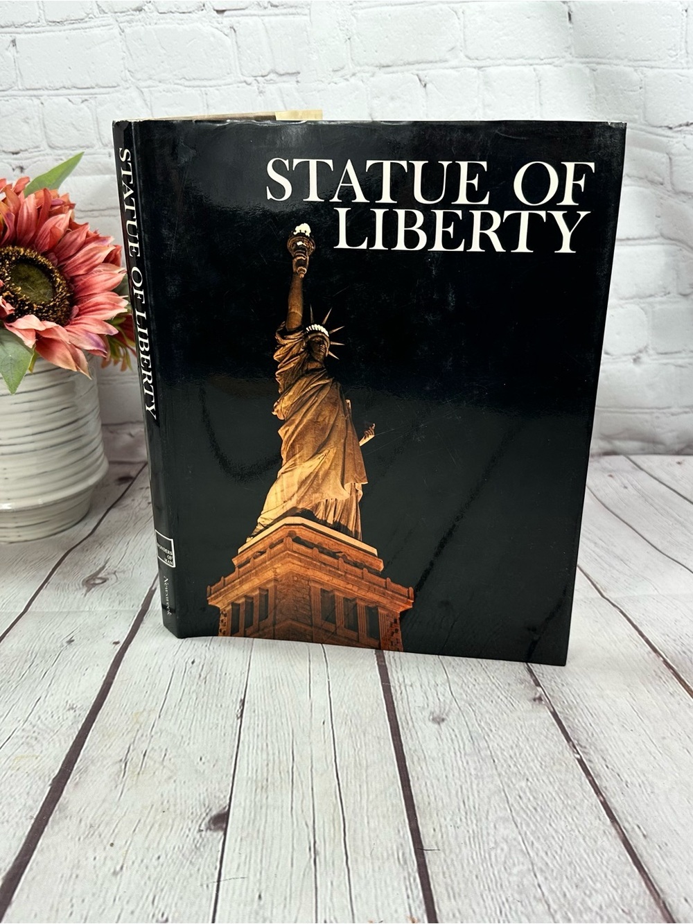 vtg 1971 newsweek Statue of Liberty Coffee Table Book hardcover classic america